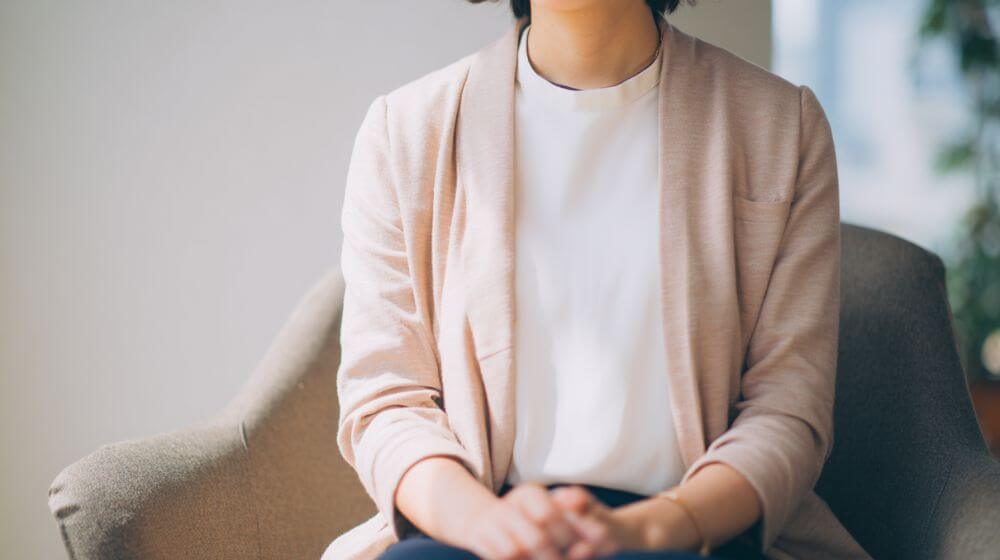 インタビューを受ける三浦さやかさん